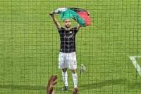 Τη σημαία της Παλαιστίνης ανέμισε στο γήπεδο ο ποδοσφαιριστής Νίκος Μαρινάκης