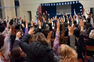 Πρωτοφανείς σε μαζικότητα συνελεύσεις εκπαιδευτικών ψηφίζουν για απεργία - αποχή