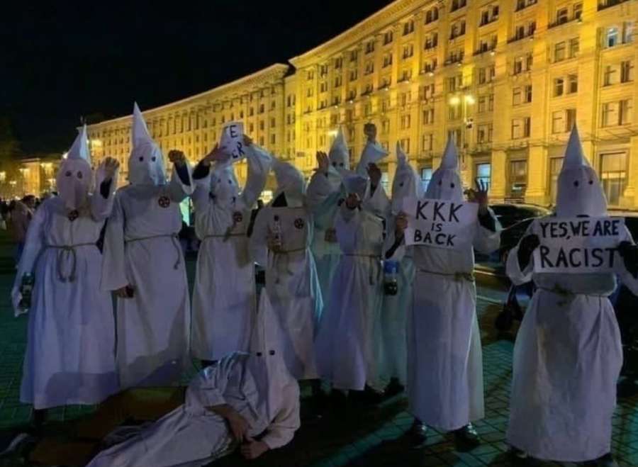 Ουκρανοί στους δρόμους του Κιέβου με στολές Κου Κλουξ Κλαν – «Ναι, είμαστε ρατσιστές»