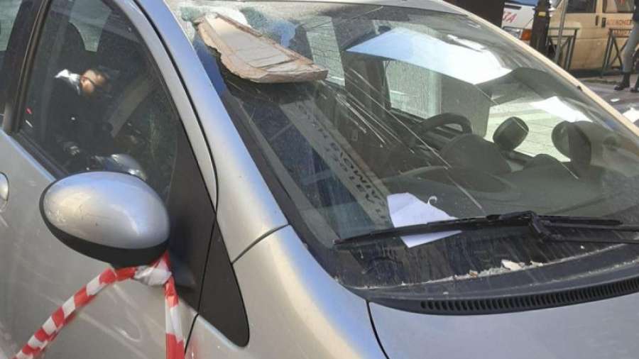 Επικίνδυνα Σχολεία : Μετόπη από ταράτσα του 13ου ΓΕΛ Πειραιά έπεσε σε σταθμευμένο όχημα!