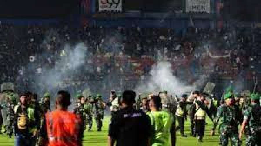 Τραγωδία σε ποδοσφαιρικό αγώνα: Η χρήση δακρυγόνων από τους αστυνομικούς προκάλεσε πανικό - Πάνω από 174 νεκροί!