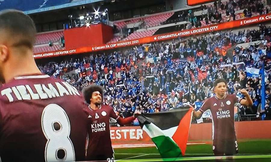Με σημαίες της Παλαιστίνης ποδοσφαιριστές της Λέστερ στην απονομή του FA Cup