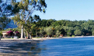 Λαϊκή Συσπείρωση (ΛΑΣΥ) Ιονίων Νήσων: ΚΟΜΠΑΡΣΟΙ ΚΑΙ ΑΚΡΟΒΑΤΕΣ της παράδοσης της γης του πρώην club med