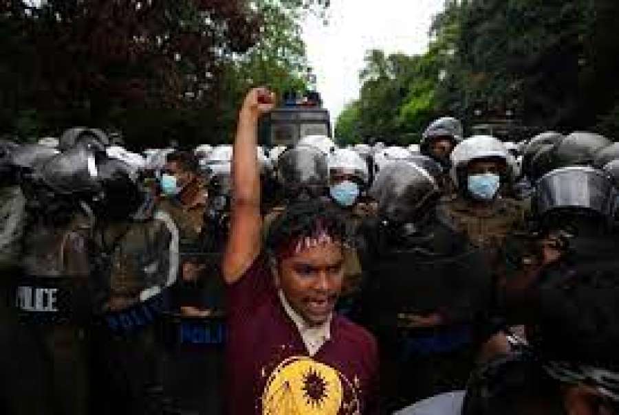 Σρι Λάνκα: Στους δρόμους ο στρατός και η αστυνομία για να καταπνίξουν την εξέγερση