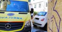 “Κόλλησε” πάλι το ασθενοφόρο στα παρκαρισμένα - Προπηλακίστηκαν διασώστες