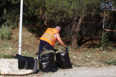 Ζάκυνθος: Έβαλαν εργαζόμενους ξενοδοχείων να καθαρίσουν δημόσιους δρόμους