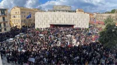 Η λαοθάλασσα που κατέκλυσε τους δρόμους της Κέρκυρας και κάθε άλλης πόλης της χώρας, φώναξε «ΗΤΑΝ ΠΡΟΔΙΑΓΕΓΡΑΜΜΕΝΟ ΕΓΚΛΗΜΑ».