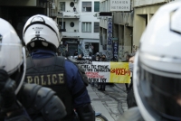 Αποκλεισμός συγκεντρωμένων από την αστυνομία στα Εξάρχεια - Προσαγωγές