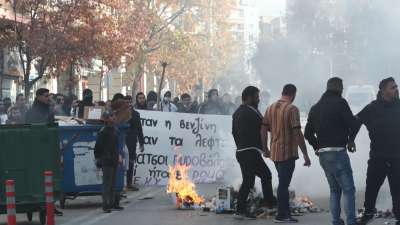 Στους δρόμους η οργή για τον πυροβολισμό του 16χρονου από αστυνομικό – Έκρυθμη η κατάσταση στο Μενίδι, κλειστή η Περιφερειακή Αιγάλεω