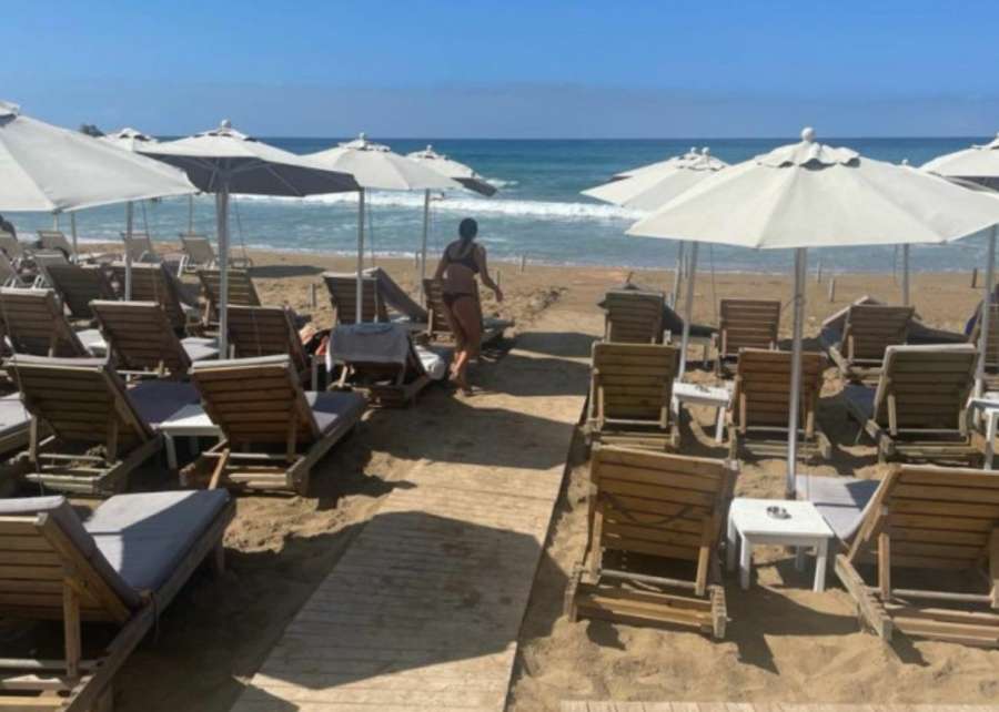 Κέρκυρα: 5 μαγαζιά είχαν κάνει παράνομη κατάληψη με ομπρελοκαθίσματα σε παραλίες