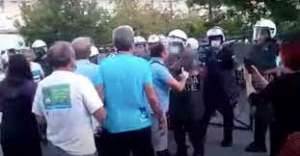 Επίθεση ΜΑΤ στους κατοίκους που διαμαρτύρονται για τα νηπιαγωγεία σε κοντέινερ (Video)