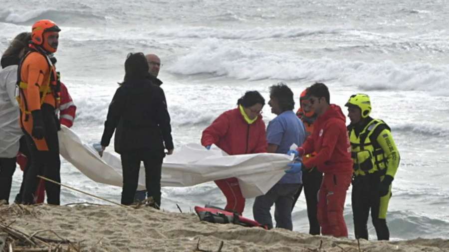 Δεκάδες μετανάστες βρέθηκαν νεκροί σε παραλία της Καλαβρίας