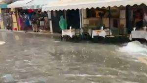 Πλημμύρισαν οι δρόμοι της Κέρκυρας από τη νεροποντή και από τα βουλωμένα φρεάτια (Βίντεο)