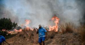Ολονύχτια μάχη να μην φτάσει η φωτιά στα Βίλια – Ανεξέλεγκτο το μέτωπο (Videos)