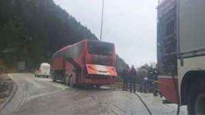 ΒΙΝΤΕΟ: &#039;Επιασε φωτιά λεωφορείο στο Μέτσοβο ενώ μετέφερε μαθητές από εκδρομή στην Κέρκυρα