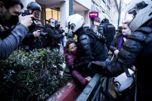 Άγρια επίθεση της αστυνομίας στη συγκέντρωση στην Αθήνα (Pics/Vid)