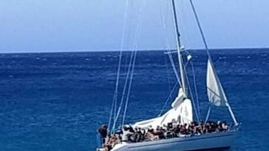 Σκάφος με δεκάδες πρόσφυγες μισοβυθίστηκε ανοιχτά της Κω