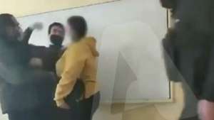 Βίντεο - σοκ με καθηγητή να χτυπά μαθήτρια σε ΕΠΑΛ της Αττικής: Μαθητές έσπασαν μετά το αμάξι του