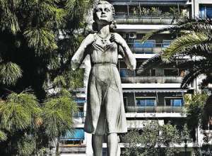 Άγαλμα της Ηρώς Κωνσταντοπούλου στην πλατεία Τερψιθέας του Πειραιά