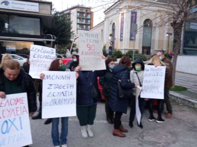 &quot;Υποδοχή&quot; της  Νίκης Κεραμέως στην Πάτρα με πανό και συνθήματα - ΦΩΤΟ