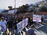 Μαζική διαδήλωση από την εκπαιδευτική κοινότητα μετά τη σχολική γιορτή  στο Πόρτο Ράφτη