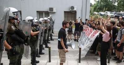 Τα παιδιά τραγουδούν μες στους δρόμους κι η φωνή τους τον κόσμο αλλάζει*