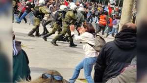 Αποκαλυπτικά ΒΙΝΤΕΟ από την άγρια αστυνομική επίθεση στη διαδήλωση για τα Τέμπη