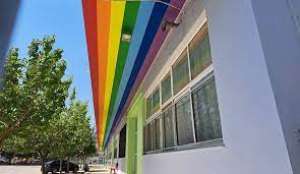 Σχολείο στην Κόρινθο βάφτηκε με τα χρώματα της ίριδας, εξοργίζοντας συντηρητικούς κύκλους