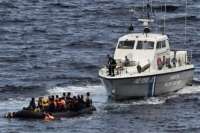 Κόλαφος το BBC: Το ελληνικό λιμενικό πετάει μετανάστες στη θάλασσα για να πνιγούν