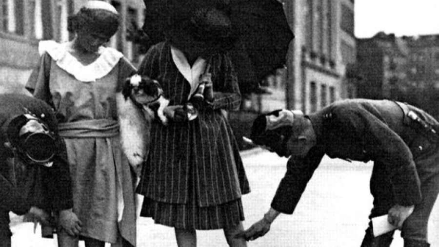 Σαν σήμερα 30 Νοεμβρίου1925 ο Θεόδωρος Πάγκαλος απαγορεύει στις γυναίκες να φορούν κοντές φούστες (Photos + Video)