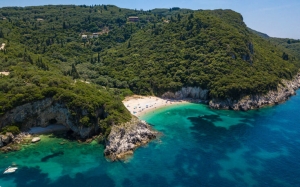 Ροβινιά: Η ξακουστή παραλία της Κέρκυρας με τις φυσικές ομορφιές που μαγεύει τους επισκέπτες – Δείτε τις φωτογραφίες