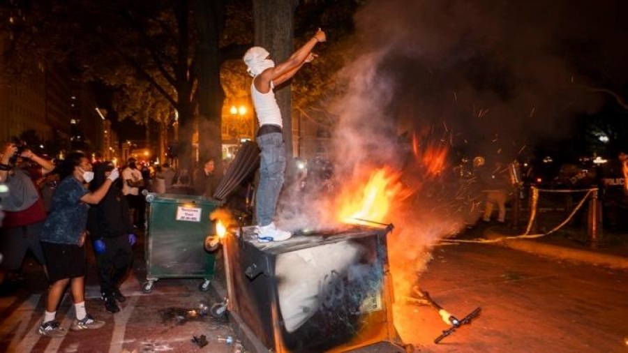 ΗΠΑ: Ξεχειλίζει η οργή για τη δολοφονία του Τζορτζ Φλόιντ - Νέος κύκλος άγριων συγκρούσεων - Εικόνες σοκ από τη Μινεάπολη: Αστυνομικός σημαδεύει το πλήθος