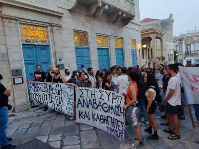 Συγκεντρώσεις στη Σύρο με αφορμή την παρουσία της Υπουργού Παιδείας