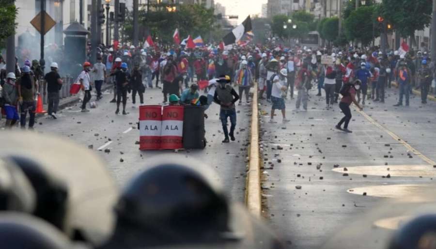 Αποκλεισμοί δρόμων και συγκρούσεις στο Περού