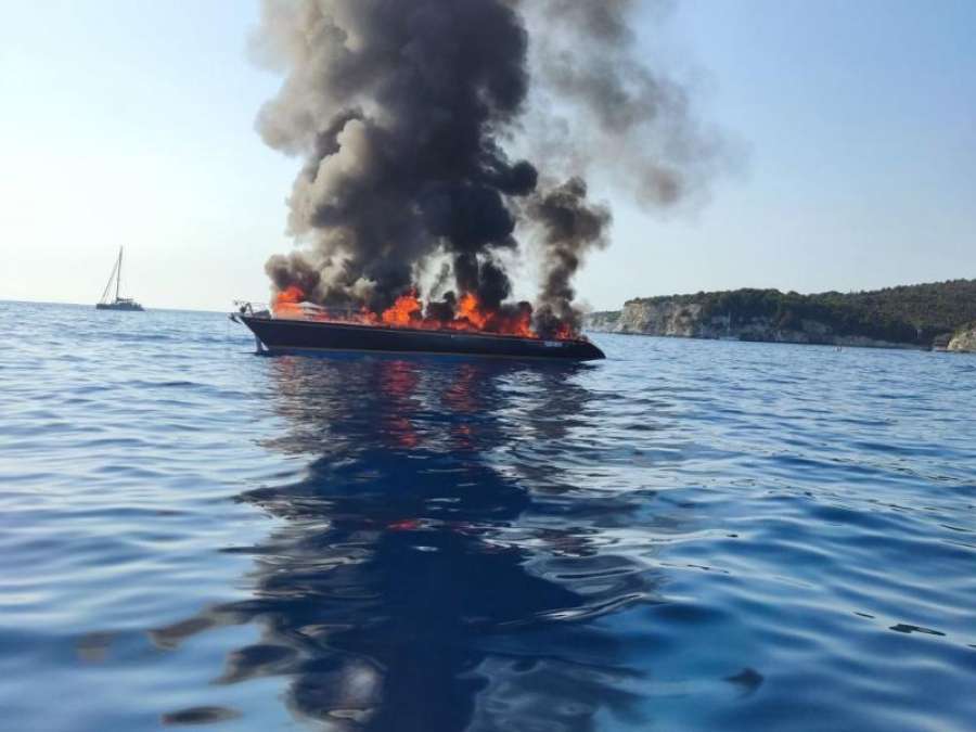 Παξοί: Στις φλόγες τυλίχθηκε και βυθίστηκε ιστιοφόρο σκάφος - Σώοι οι 7 επιβαίνοντες