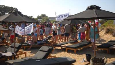 Πάρος: 300 πολίτες στο πρώτο μπάνιο – παρέμβαση διαμαρτυρίας για ελεύθερες παραλίες