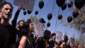 Με μαύρα μπαλόνια και συνθήματα στην παρέλαση στη Θεσσαλονίκη για την τραγωδία των Τεμπών