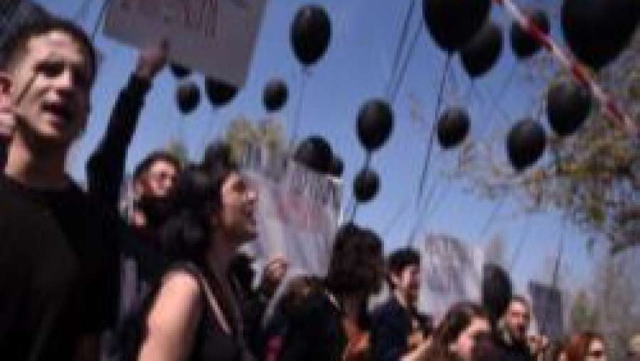 Με μαύρα μπαλόνια και συνθήματα στην παρέλαση στη Θεσσαλονίκη για την τραγωδία των Τεμπών