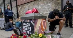 Αστυνομικός στις ΗΠΑ πάτησε στον λαιμό μέχρι θανάτου μαύρο Αμερικανό