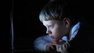 Παιδιά και τεχνολογία: Πώς οι οθόνες έγιναν η «ψηφιακή ηρωίνη» του σήμερα