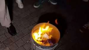 Απίστευτο περιστατικό σκοταδισμού: Γονείς έκαψαν βιβλίο του Τριβιζά για τον κορωνοϊό - ΒΙΝΤΕΟ