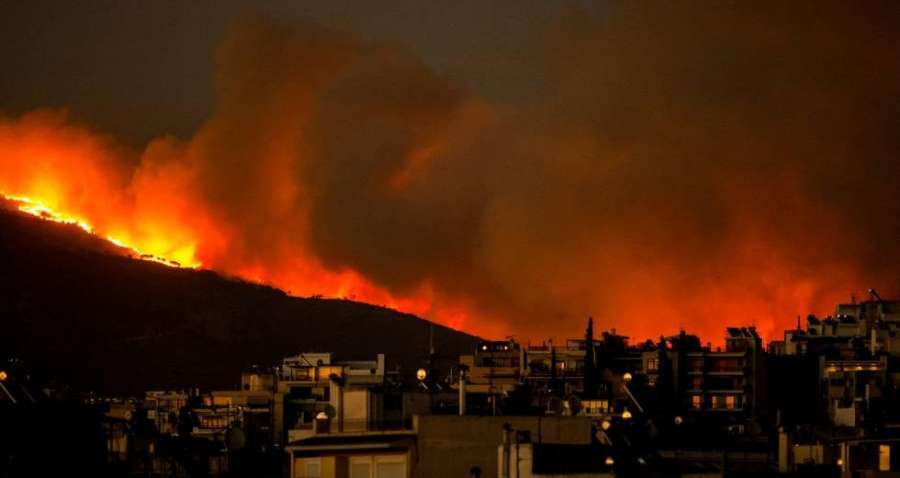 Πύρινη λαίλαπα από την Πεντέλη μέχρι την Παλλήνη, καίγονται σπίτια