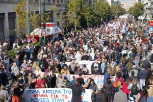 Μαζική διαδήλωση στο κέντρο της Αθήνας – Χιλιάδες απεργοί κύκλωσαν το Σύνταγμα και κατέκλυσαν όλους τους δρόμους