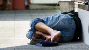 &quot;Όποιος δεν προσαρμόζεται πεθαίνει&quot;: Βρέθηκε άστεγο ανήλικο παιδί που κοιμόταν στο δρόμο!