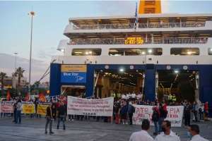 Xέρι-χέρι συστημικά ΜΜΕ και ναυτιλιακές «φροντίζουν» για την ταλαιπωρία των επιβατών, σε μια απεργία που είχε αναγγελθεί εδώ και δέκα μέρες