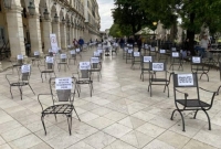 Γέμισε στοιχισμένες άδειες καρέκλες ο κεντρικός πεζόδρομος της Κέρκυρας