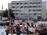 Με πολύ μεγάλη επιτυχία η σημερινή κινητοποίηση του Συνδικάτου Ξενοδοχοϋπαλλήλων Κέρκυρας έξω από τη Νομαρχία (ΦΩΤΟ)