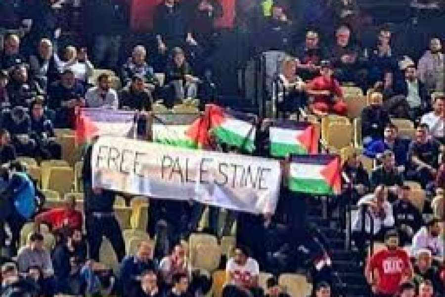 Με παλαιστινιακές σημαίες υποδέχτηκαν την Μακάμπι Τελ Αβίβ οπαδοί του Ολυμπιακού
