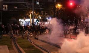 Πάνω από 1000 πολίτες διαδηλώνουν στη Νέα Σμύρνη ενάντια στη αστυνομική βία – Νέα επέμβαση της αστυνομίας με χημικά και βία (ΒΙΝΤΕΟ - φωτορεπορτάζ)
