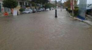 «Ποτάμια» οι δρόμοι, πλημμύρισαν σπίτια και επιχειρήσεις από την κακοκαιρία
